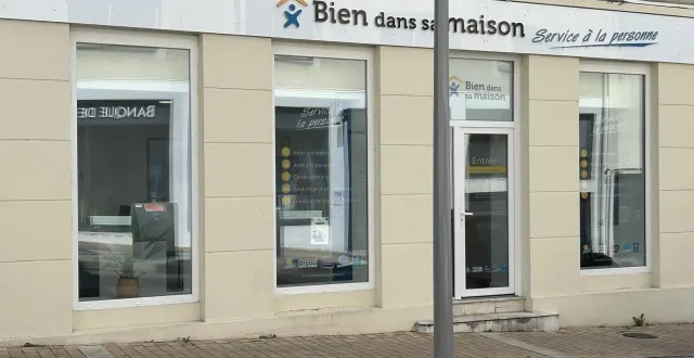 photo  à cholet, l’enseigne bien dans sa maison emploie des aides à domicile.  &copy;  ouest-france 