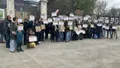 photo  42 enseignants munis de pancartes représentant autant de fermetures de classes à la rentrée de septembre 2026… ce mardi 31 mars 2026, près de 300 enseignants étaient mobilisés pour dénoncer le manque de moyens de l’école à l’université. 