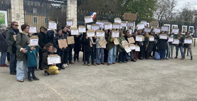 photo  42 enseignants munis de pancartes représentant autant de fermetures de classes à la rentrée de septembre 2026… ce mardi 31 mars 2026, près de 300 enseignants étaient mobilisés pour dénoncer le manque de moyens de l’école à l’université.  &copy;  photo le maine libre 
