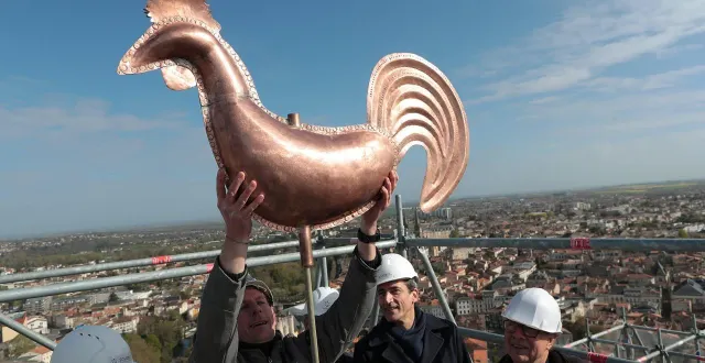 photo  long d’1,10 m et haut de 60 cm, le coq girouette avait quitté les hauteurs de l’église notre-dame fin juillet 2025 pour reprendre du poil de la bête.  &copy;  co – benoit felace 