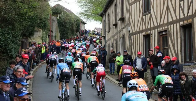 photo  les spectateurs se sont massés dans la fameuse cavée, à crouttes, pour encourager les coureurs.  &copy;  ouest-france 