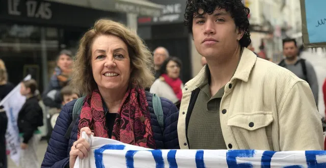 photo  christine le bras et romain peraudeau sont enseignants à angers. ils manifestent contre la fermeture d’une classe de sixième à la rentrée.  &copy;  ouest-france 