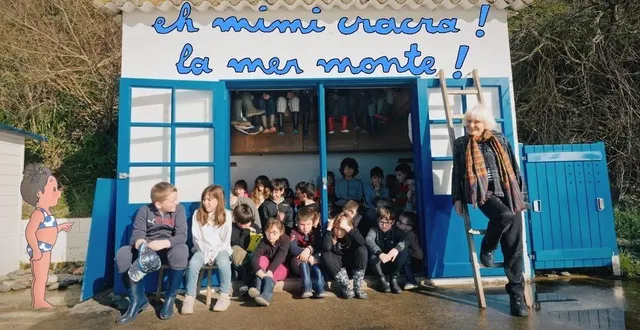 photo  la créatrice de mimi cracra agnès rosenstiehl et les jeunes élèves rassemblés devant la cabane de plage de la potinière à carteret.  &copy;  thomas robin 