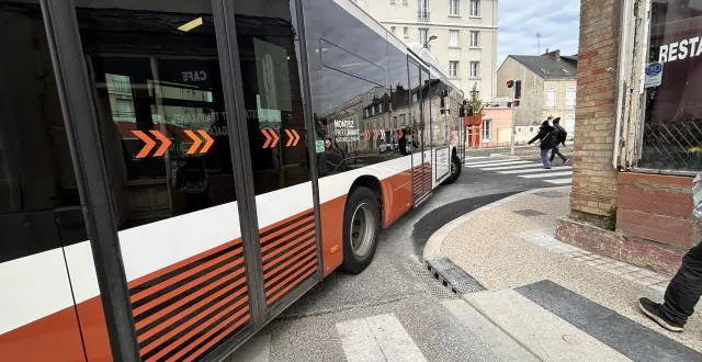 photo  à l’angle de la rue d’eichthal et de l’avenue de la libération, le trottoir a été rogné pour permettre au bus de tourner plus facilement.  &copy;  le maine libre 