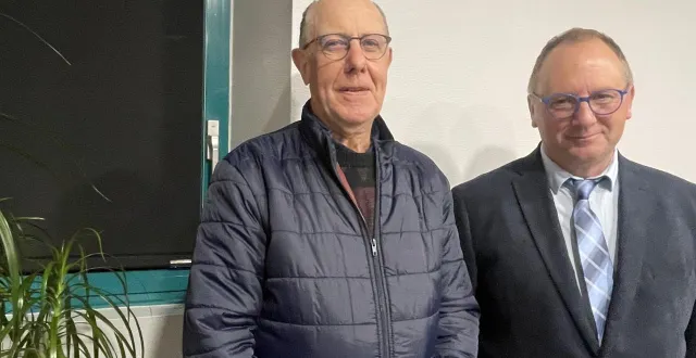 photo  rené ory, ancien premier adjoint, et patrice leboucher, maire de chaufour-notre-dame depuis 2008.  &copy;  ouest-france 
