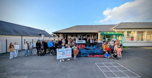 photo  la totalité des parents d’élèves s’est déplacée pour protester sur le projet de fermeture d’une classe.  &copy;  ouest-france 