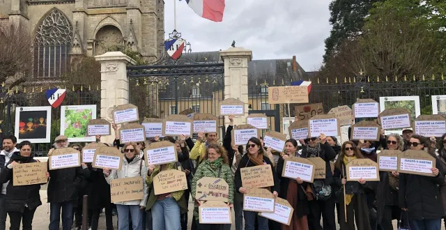 photo  lors d'une mobilisation devant la préfecture de la sarthe, au mans, ce mardi 31 mars 2026, les enseignants du premier degré ont dénoncé la fermeture de classe dans les écoles sarthoises pour la rentrée 2026.  &copy;  ouest-france 