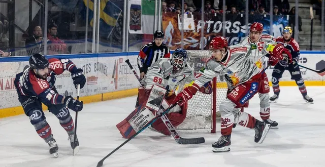 photo  le gardien pintaric a fini par s’avouer vaincu face à charbonneau (à gauche) lors du seul but de la soirée.  &copy;  co - régine lemarchand 