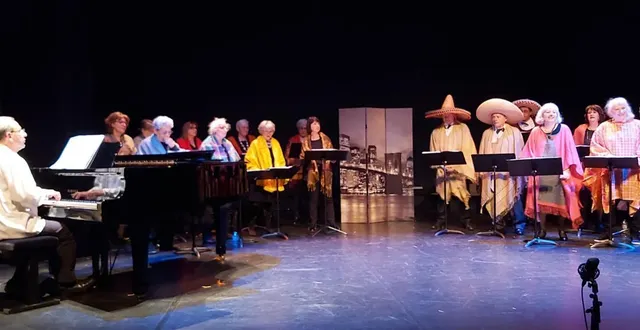 photo  renzo mayda au piano, accompagne cielito lindo, un chant mexicain.  &copy;  le maine libre 