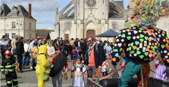 photo  le départ de monsieur carnaval promené dans le village avant d’être brûlé selon la tradition.  &copy;  le maine libre 