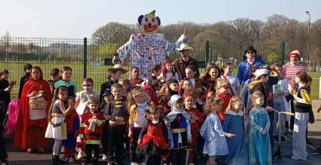 photo  monsieur carnaval est bien entouré.  &copy;  le maine libre 