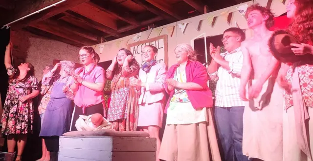 photo  un magnifique succès pour la troupe des « 11 en coulisses » avec la pièce « le bonheur est dans les prés ».  &copy;  ouest-france 