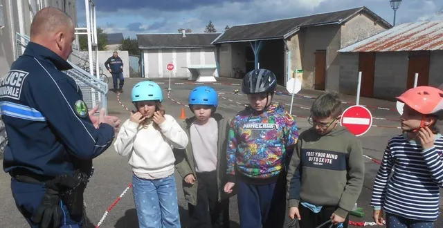 photo  le chef de la police municipale, david mercier, explique le parcours.  &copy;  ouest-france 