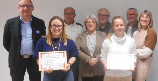 photo  de gauche à droite, le directeur du crédit mutuel arnaud huon, juliette souhard malbrant, des caisses a savon, françoise bagiau, présidente du crédit mutuel, marie gautier, toiletteuse, et monique le gouestre, de créavenir.  &copy;  ouest-france. 