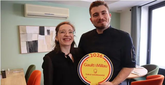 photo  fiers et surtout heureux, audrey et clément guignon viennent de se voir décerner leur première toque au gault et millau 2026. deux inspecteurs du célèbre guide sont venus déjeuner incognito deux fois. « nous sommes ravis de cette reconnaissance de notre travail pour nos six mois d’ouverture », se réjouit le jeune chef, travaillant sur sa nouvelle carte d’avril.  &copy;  co 