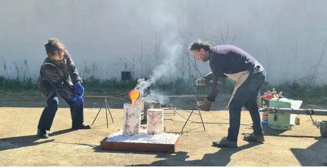 photo  mélanie pasquier et antoine birot ont fait une démonstration de fonte de bronze.  &copy;  co 