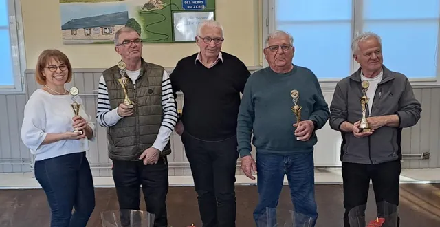 photo  samedi 29 mars, à beaucouzé, avait lieu le challenge du lambertois à la société de boule de fort le beau-coup. cinquante joueurs ont participé à la compétition, les équipes étaient formées par tirage au sort à la mêlée. roger boivin, et andré lemanceau ont remporté le challenge 12 à 7 contre sophie buron et alain blot. « suite au décès de notre président du beau-coup, hubert lafuente, le challenge « un sociétaire un invité » a été annulé », annonce roger château membre de la société de beaucouzé. le prochain concours sera le challenge des couples, inscriptions prévues mi-avril au beau-coup.  &copy;  co 