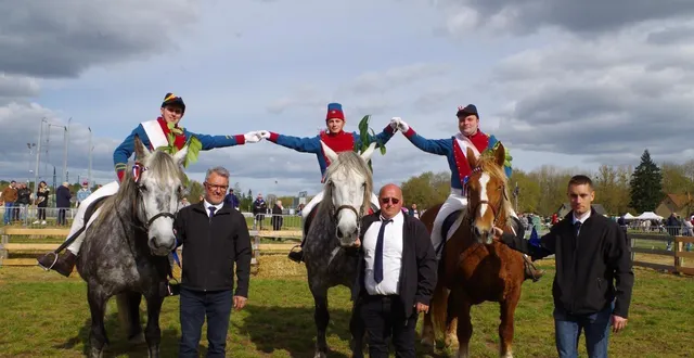 photo  tom cosson, 18 ans, vainqueur, félicité par antonin métais, le capitaine, alexis frumery, le porte-drapeau et les meneurs de chevaux.  &copy;  le maine libre 