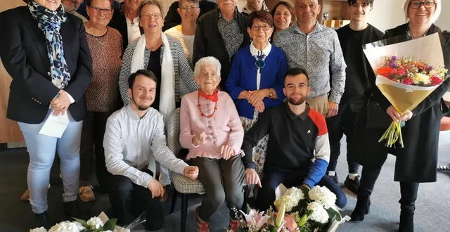 photo  odette grassin, assise, était très entourée samedi pour l’occasion, elle a même reçu la visite de la maire, isabelle cozic-guillaume, et de son adjointe francine daguet.  &copy;  le maine libre 