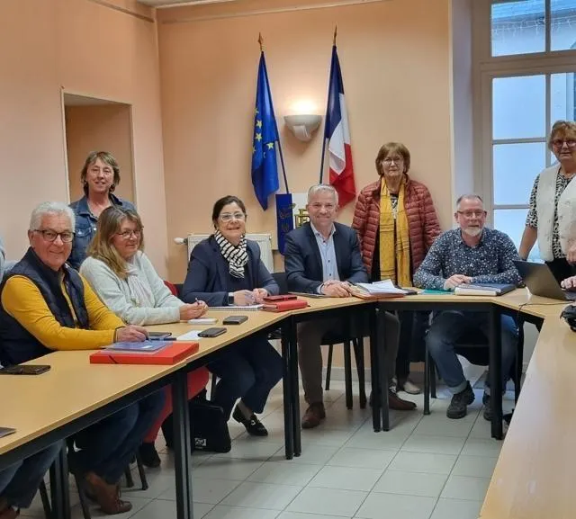 photo les bénévoles de l’office de tourisme de ballon, aidés par une équipe de la guierche, ont préparé ce week-end artistique.  ©  ouest-france