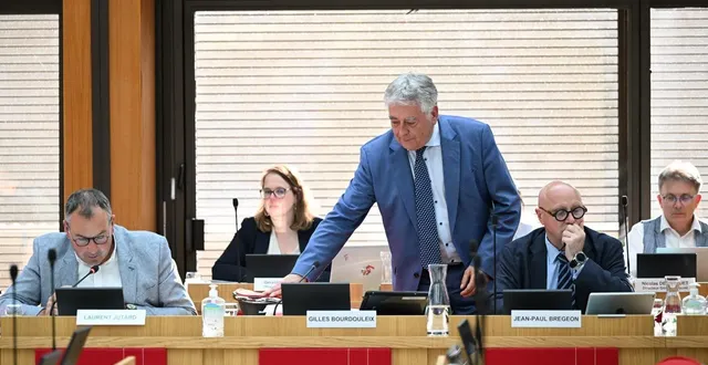 photo  à cholet, géraldine olivier (à l’arrière-plan) était la directrice de cabinet de gilles bourdouleix et la numéro 2 sur sa liste. la voilà désormais avec lui sur les rangs de l’opposition.  &copy;  archives co - josselin clair 
