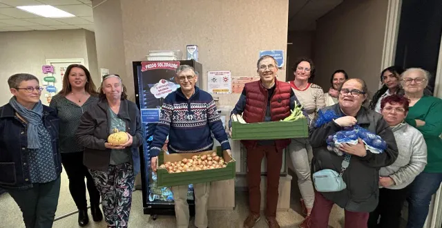 photo  géraldine martin (deuxième à gauche) propose aux habitants d’échanger des astuces pour manger mieux et moins cher. l’une des initiatives du centre social de courteille sur ce sujet, avec le frigo solidaire.  &copy;  ouest-france 