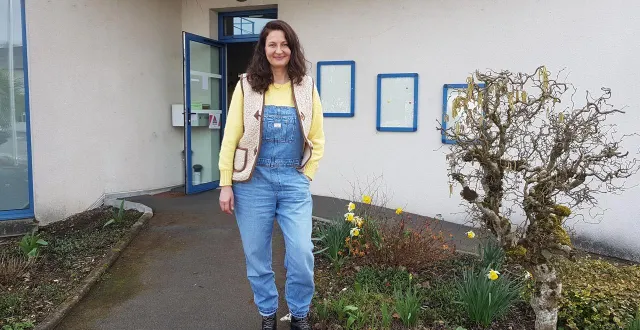 photo  karen boudoux enseigne le yoga sur chaise à la maison pour tous.  &copy;  le maine libre 
