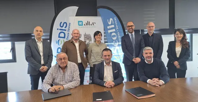 photo  signature du partenariat altae – séolis - gérédis de gauche à droite : jérôme limosin, jean redien, alexis nault, perrine doret, françois guyon, sébastien guindet, yannick pilpay, jean-luc lemoine et carole laverré.  &copy;  séolis 