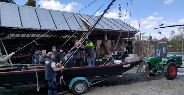 photo  une dizaine de membres de l’association des chalandoux ont préparé le bateau alose et le démontage du mât pour pouvoir sortir du chantier avant la remise à l’eau en loire du bateau.  &copy;  ouest-france 