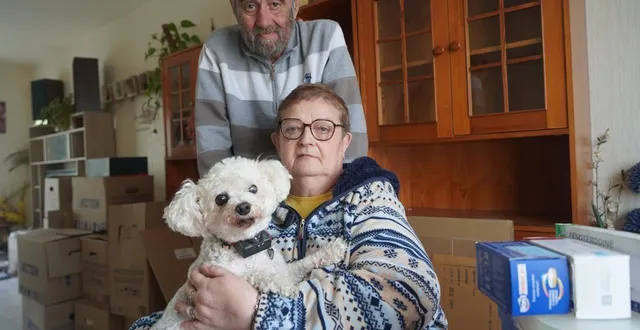 photo  « malgré les entrevues avec les assistantes sociales, nous allons être expulsés, sans aucun abri ! » michel, brigitte et leur chien, junior, dans leur logement de la rue de la chevallerie, à trélazé.  &copy;  ouest-france 