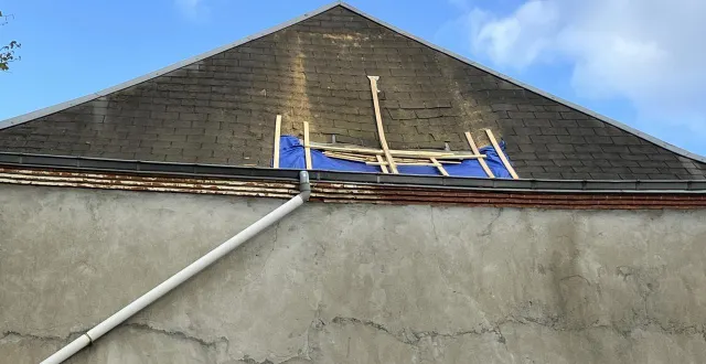 photo  boëssé-le-sec, le 30 mars 2026. la cheminée s’est effondrée sur la toiture, laissant la maison inhabitable par manque de sécurité.  &copy;  le maine libre 