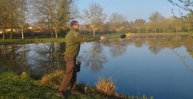 photo  thierry de battisti alimente les alevins tous les cinq jours. ce repeuplement est nécessaire, l’étang est tout juste remis en eaux de cet hiver.  &copy;  ouest-france 