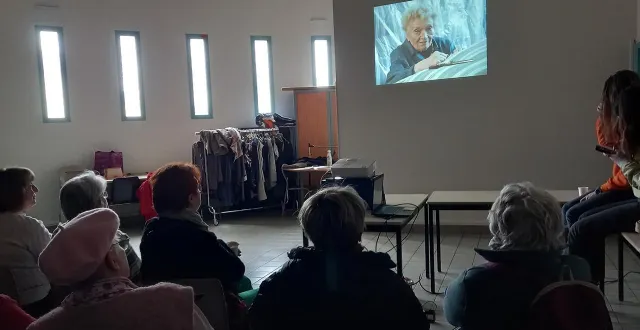 photo  lors du festival du court métrage, à la maison de quartier de la paperie, la projection du film sur une matelassière a suscité beaucoup de commentaires et de souvenirs chez la vingtaine de spectateurs présents.  &copy;  ouest-france 