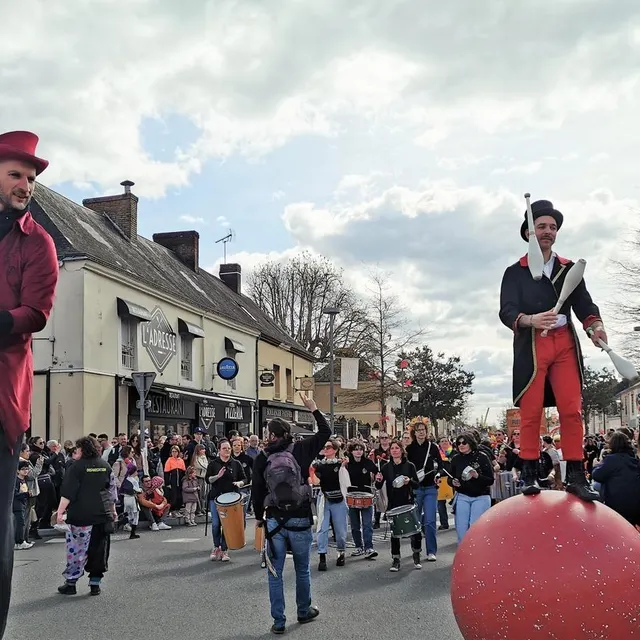 photo des circassiens et des groupes musiciens accompagnaient la déambulation des bandes dimanche à arnage.  ©  le maine libre