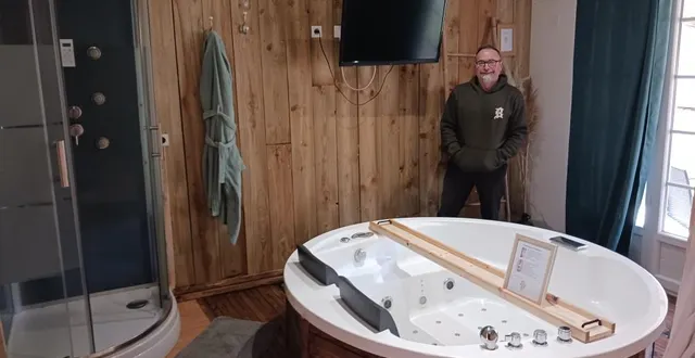 photo  laurent guyot présente son nouveau bungalow.  &copy;  ouest-france 