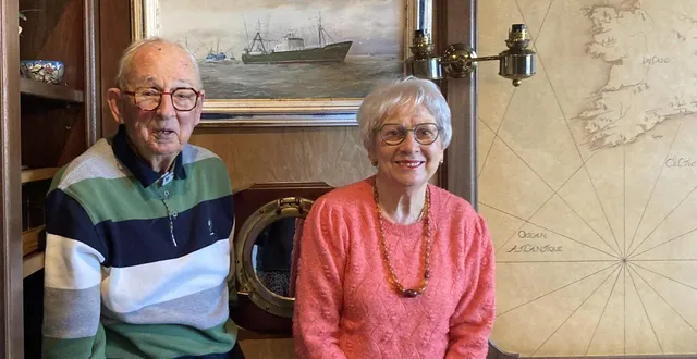 photo  jean et annie tonnerre devant le tableau d’un bateau commandé par jean.  &copy;  ouest-france 
