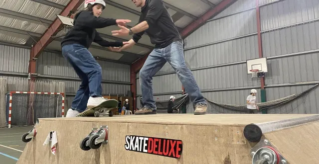 photo  le camouflage street crew incite les jeunes filles à monter sur les skates.  &copy;  archives co – victor boutonnat 