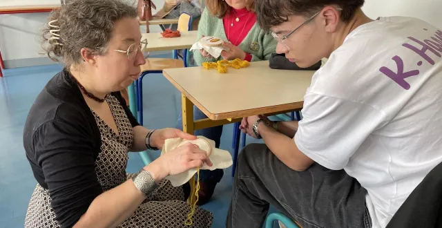 photo  nathalie marin, qui a repris en début d’année bayeux broderie, apprend aux élèves volontaires à broder le point de bayeux.  &copy;  ouest-france 
