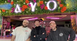 Info insolite  au centre, mathias guérin, participant au 1er marathon du bar ayo des sables-d’olonne (vendée), entouré par alexandre bernardet et antoine le cam, gérants de l’établissement. 