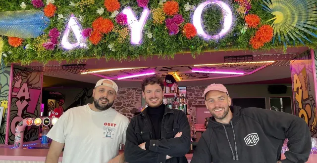 photo  au centre, mathias guérin, participant au 1er marathon du bar ayo des sables-d’olonne (vendée), entouré par alexandre bernardet et antoine le cam, gérants de l’établissement.  &copy;  ouest-france 