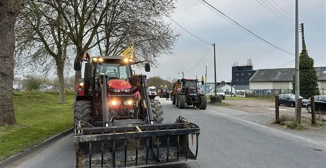 photo  une cinquantaine d’agriculteurs avec une dizaine de tracteurs sont positionnés devant le dépôt pétrolier bolloré energy, sur la presqu’île à caen (calvados), ce mercredi 1er avril 2026.  &copy;  ouest-france 
