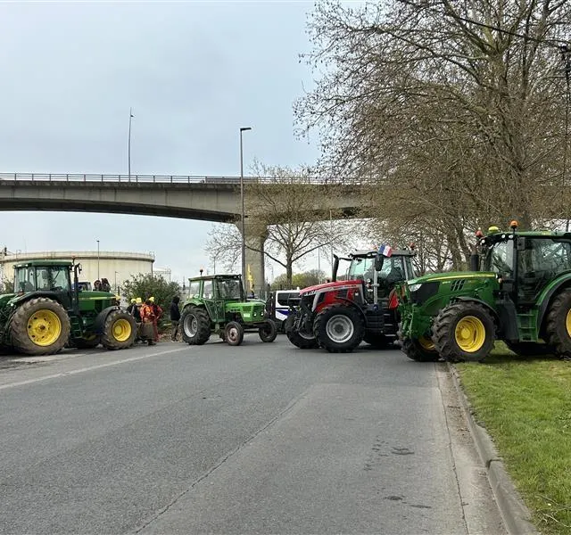 La police bloque le passage aux agriculteurs. Ouest-France photo la police bloque le passage aux agriculteurs. © ouest-france