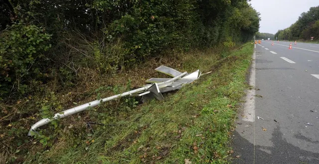 photo  un rapport d’enquête dévoile le rôle du poteau de signalisation percuté par la tesla lors de la sortie de route mortelle survenue en octobre 2024 près de niort.  &copy;  christophe bernard 
