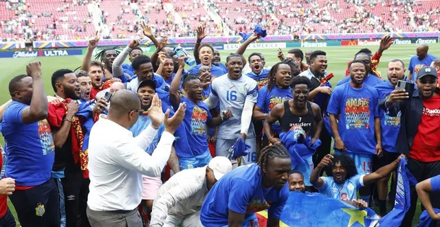 photo  les joueurs de la rd congo, dont le manceau steve kapuadi (au dernier rang, au centre), fêtent leur qualification pour la coupe du monde 2026.  &copy;  anadolu via afp 