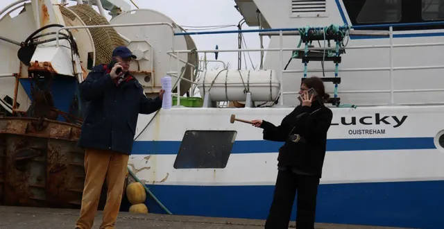 photo  vente aux enchères, inédites, mardi 31 mars 2026 à ouistreham, un port au nord de caen (calvados) : un bateau de pêche, saisi dans le cadre d’un vaste trafic de cocaïne, est parti pour 300 000 €, bien en dessous de sa valeur réelle.  &copy;  ouest-france 