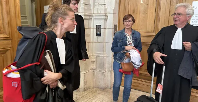 photo  angers, lundi 22 septembre 2025. la chambre de l’instruction de la cour d’appel avait confirmé l’ordonnance de refus de mise en examen de martine compain, ici entourée de ses trois avocats (mes grassi, brengarth et bourdon).  &copy;  archives le courrier de l’ouest 