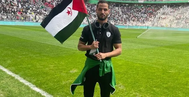 photo  moulud saïd cheikh arbore fièrement le drapeau du sahara occidental, avant ce match qui a permis 