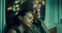 actu cin&eacute;ma  özgü namal et tansu biçer, deux excellents comédiens turcs, jouent darya et aziz (ici dans le ferry de hambourg, 