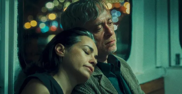 photo  özgü namal et tansu biçer, deux excellents comédiens turcs, jouent darya et aziz (ici dans le ferry de hambourg, 