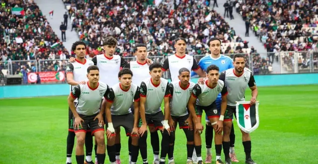 photo  le vendredi 13 février 2026, la sélection du sahara occidental, emmenée par le capitaine moulud saïd cheikh (à droite), ainsi qu’ali babouzid (1re ligne, 2e en partant de la gauche) et bulahi nan soueilem (2e ligne, à côté du gardien), a disputé un match de gala au stade nelson-mandela de baraki.  &copy;  fédération sahraouie de football 